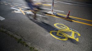 Der temporäre Radweg in der Stuttgarter Straße in Waiblingen, erkennbar auch an dem gelben Fahrrad auf dem Asphalt,  kommt bei Radlern gut an. Foto: Gottfried Stoppel