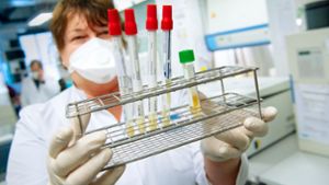 Proben von Menschen mit Verdacht auf eine Infektion mit dem neuartigen Coronavirus werden in einem Labor für die Analyse  vorbereitet. Foto: dpa/Sven Hoppe