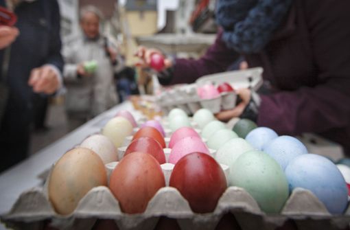 Seit vielen Jahren gibt es die handgefärbten Ostereier auf dem Markt in Winnenden zu kaufen. Dieses Jahr fällt die Benefizaktion dem Coronavirus zum Opfer. Foto: © C) Gottfried Stoppel