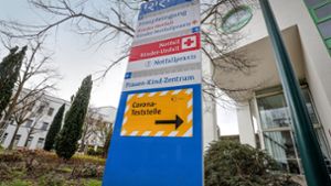 Gewaltsam haben sich zwei Männer Zutritt zur  Ludwigsburger Klinik verschafft. Die AfD spricht von Clan-Kriminalität, die Polizei widerspricht. Foto: factum/Simon Granville