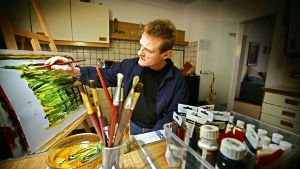 Felix Sauter ist geistig behindert, er malt am liebsten  in seinem Küchenatelier (Foto) oder bei seinem    Künstlerkollegen Paule in Hamburg Foto: Gottfried Stoppel