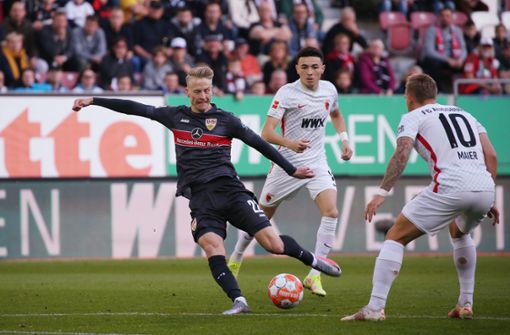 Chris Führich schießt in Augsburg das 1:0 für den VfB – wenig später muss er verletzt ausgewechselt werden. Foto: Baumann/Alexander Keppler