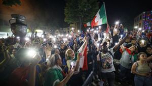 Die in Fellbach sesshaft gewordenen Italiener feiern ausgelassen auf dem Stuttgarter Platz. Foto: Gottfried Stoppel