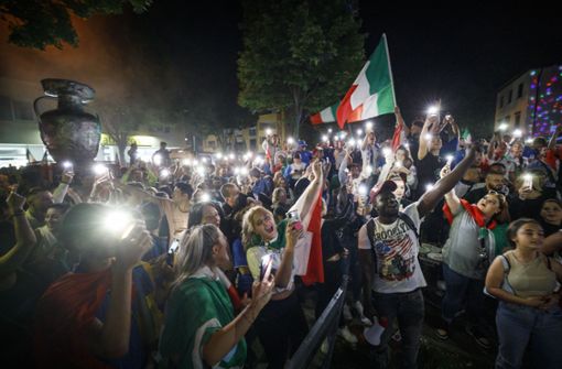 Die in Fellbach sesshaft gewordenen Italiener feiern ausgelassen auf dem Stuttgarter Platz. Foto: Gottfried Stoppel