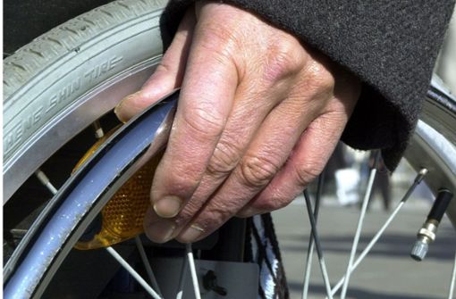 Ein Autofahrer hat in Eimeldingen (Kreis Lörrach) einen 80 Jahre alten Rollstuhlfahrer davon abgehalten, auf die Autobahn 98 aufzufahren. Foto: dpa