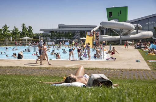 Sonnengenuss auf der Wiese, Abkühlung im Becken: das gibt es nicht nur in Fellbach erst 2022 wieder. Foto: Frank Eppler