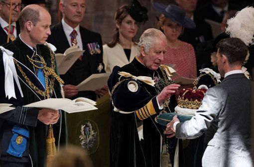 König Charles III. bekommt in der St.Giles-Kathedrale in Edinburgh symbolisch die schottischen Kronjuwelen überreicht. Foto: AFP/ANDREW MILLIGAN