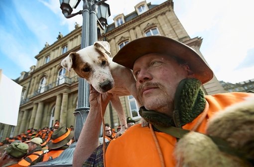 Gemeinsam mit rund 2500 Jägern demonstriert Klaus Niehueser mit Terrier „Filou“ auf dem Schlossplatz gegen das neue Jagdgesetz Foto: dpa