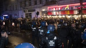 Polizei und Demoteilnehmer treffen bei einer pro-palästinischen Versammlung in Berlin aufeinander. Foto: dpa/Paul Zinken