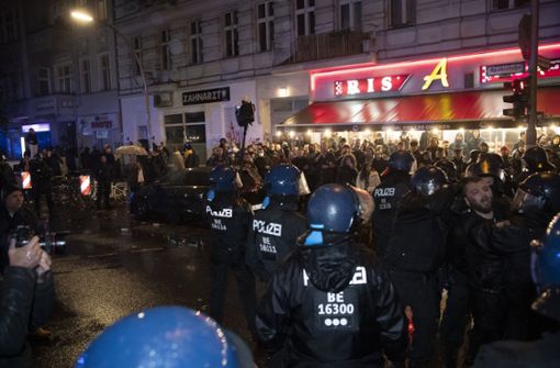 Polizei und Demoteilnehmer treffen bei einer pro-palästinischen Versammlung in Berlin aufeinander. Foto: dpa/Paul Zinken