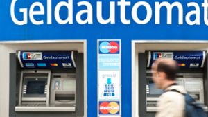 Ein Ärgernis für ältere Bankkunden: Viele Filialen werden geschlossen. Zurück bleibt meist nur ein Geldautomat. Foto: dpa