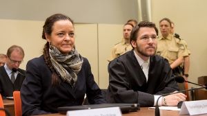Die Hauptangeklagte im NSU-Prozess, Beate Zschäpe, mit ihrem Verteidiger Mathias Grasel. Foto: dpa