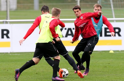 Daniel Ginczek, Jean Zimmer, Philip Heise und Alexandru Maxim wurden vom VfB Stuttgart mit einer intensiven Einheit nach dem Derby. Foto: Pressefoto Baumann