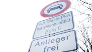 Ab 1. Juli sind Fahrverbote für Euro-5-Diesel in Stuttgart geplant. Doch möglicherweise verschieben sich die Maßnahmen. Foto: dpa/Bernd Weissbrod