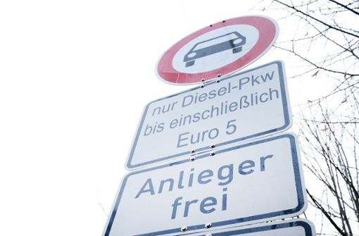 Ab 1. Juli sind Fahrverbote für Euro-5-Diesel in Stuttgart geplant. Doch möglicherweise verschieben sich die Maßnahmen. Foto: dpa/Bernd Weissbrod