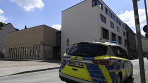 Polizei beschützt die Synagoge in Gelsenkirchen. Foto: dpa/Roberto Pfeil