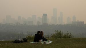 Der Rauch von Wald- und Buschbränden färbt den Himmel über kanadischen Städten. Foto: dpa/Jason Franson