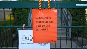 Derlei Schilder hängen in diesen Wochen immer wieder an Kindertagesstätten. Foto: dpa/Sebastian Kahnert