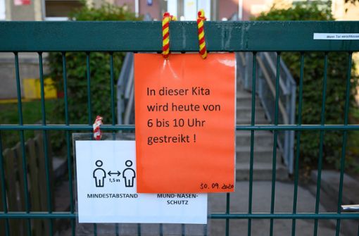 Derlei Schilder hängen in diesen Wochen immer wieder an Kindertagesstätten. Foto: dpa/Sebastian Kahnert