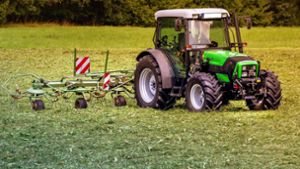 Die Unbekannten verwüsteten mit einem gestohlenen Traktor mehrere Felder. Die Polizei sucht Zeugen (Symbolbild). Foto: pixabay/analogicus