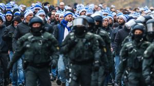 Bei Fußballspielen ist auch die Polizei gefordert – wie hier beim Derby des VfB Stuttgart gegen den Karlsruher SC. Foto: dpa/Christoph Schmidt