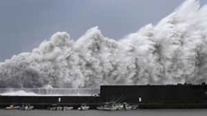 Hohe Wellen brechen an Wellenbrechern in einem Hafen von Aki. Foto: Kyodo