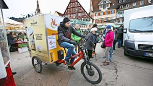 Der Lastenradler legt jeden Samstag bis zu 60 Kilometer im Stadtgebiet zurück. Foto: Horst Rudel