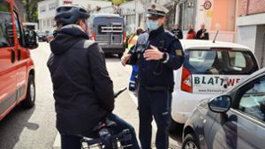 Polizeihauptkommissar Lars Schneider erklärt einem Radfahrer die Regeln an der Böblinger Straße. Foto: Lichtgut/Ferdinando Iannone