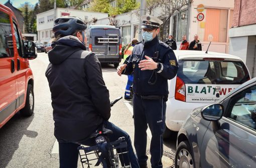 Polizeihauptkommissar Lars Schneider erklärt einem Radfahrer die Regeln an der Böblinger Straße. Foto: Lichtgut/Ferdinando Iannone