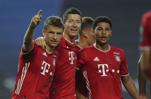 Die Bayern stehen im Finale: Torschütze Serge Gnabry (rechts) feiert mit Robert Lewandowski (Mitte) und Thomas Müller nach seinem Treffer im Halbfinale gegen Lyon. Foto: dpa/Miguel A. Lopes