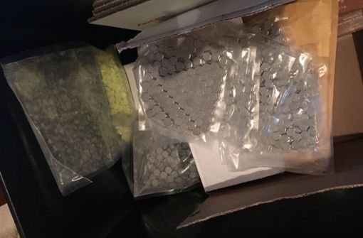 Bei der Durchsuchung von fünf Objekten wurden etliche Drogen beschlagnahmt. Foto: Hauptzollamt Stuttgart
