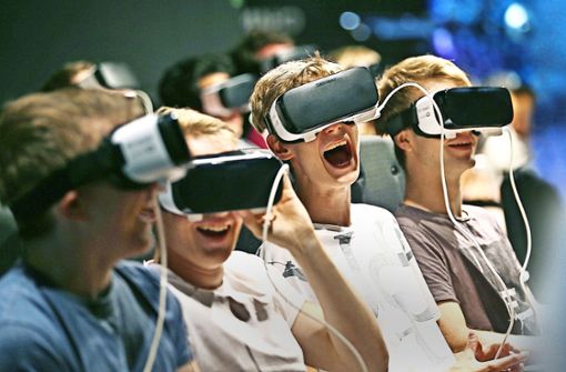 Um zu spielen, tragen immer mehr Nutzer auch  Virtual-Reality-Brillen, die Spielebranche boomt. Foto: dpa/Oliver Berg