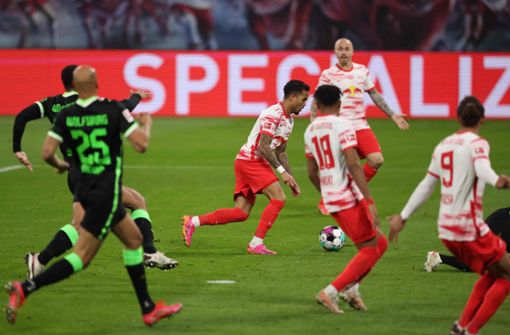 RB Leipzig und der VfL Wolfsburg haben beiden einen Grund zum Feiern nach der Partie. Foto: AFP/JAN WOITAS