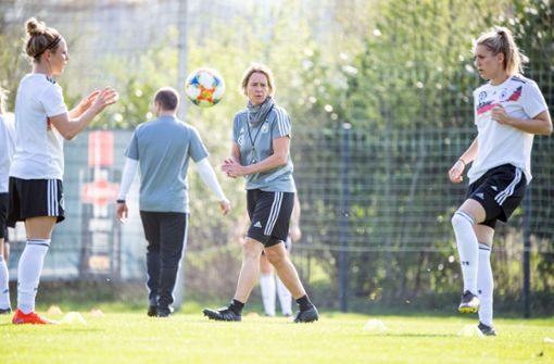 Die Spielerinnen von Bundestrainerin Martina Voss-Tecklenburg (Mitte) gehen als Mitfavoritinnen in die Frauenfußball-WM. Foto: Sebastian Gollnow/dpa