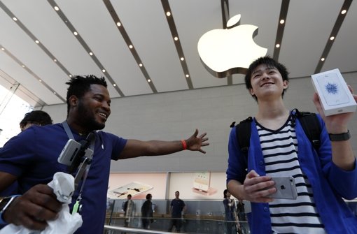 Begehrtes Gerät: Das iPhone hat Apple groß gemacht. Wir zeigen Ihnen die Geschichte des gewinnbringenden Smartphones in unserer Fotostrecke. Foto: Getty