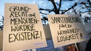 Während der Verhandlung des Bundesverfassungsgerichts protestierten Demonstranten in Karlsruhe gegen Sanktionen. Foto: dpa