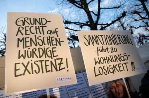Während der Verhandlung des Bundesverfassungsgerichts protestierten Demonstranten in Karlsruhe gegen Sanktionen. Foto: dpa