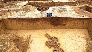 Mehr als 2000 Jahre alt: Auch die  Skelette  einer Frau und eines Kindes  sind bei Bauarbeiten für das Remsecker Gewerbegebiet Rainwiesen gefunden worden. Foto: Landesamt für Denkmalpflege