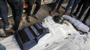 Eine Weste mit der Aufschrift «Presse» und ein Helm liegen auf dem Leichnam eines Journalisten. Foto: dpa/Abed Rahim Khatib
