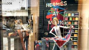 Viel Aufwand, viel Effekt? Die französische Modemarke Hermès hat viel Mühe in die Gestaltung ihrer Schaufenster in der Stuttgarter Innenstadt gesteckt. Foto: Martin Haar