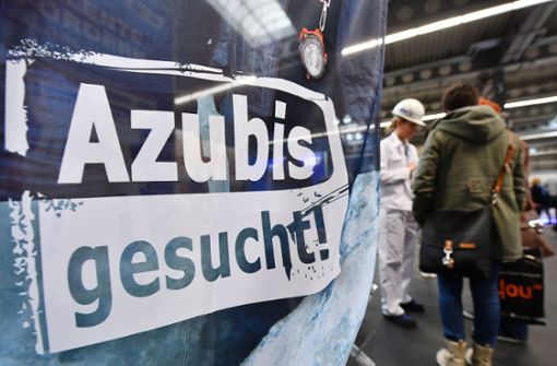 Die Betriebe suchen derzeit händeringend Azubis. Foto: dpa/Martin Schutt