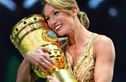 Präsentierte im Juni beim DFB-Pokal-Finale in Berlin den Pott: Kickboxerin Christine Theiss. Foto: Getty