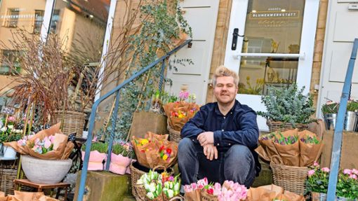 André Lassen und seine Blumenwerkstatt „Blühenlassen“. Foto: Helmut Pangerl