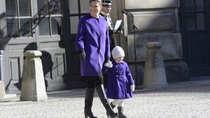 Gut gelaunt traten Victoria von Schweden und ihre Tochter Estelle am Donnerstag vor die Gratulanten in Stockholm. Victoria feierte ihren Namenstag. Foto: dpa