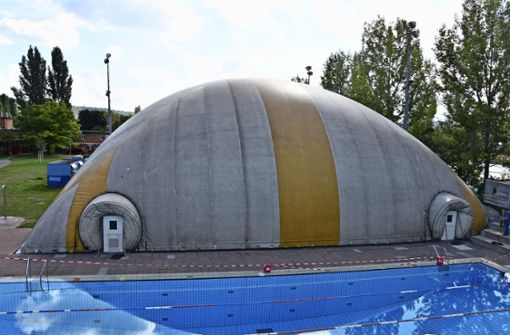 Die Traglufthalle im Inselbad ist seit vergangener Woche aufgebaut.  Seit 31 Jahren bietet sie   den Stuttgarter Schwimmsportlern  gute Trainingsmöglichkeiten. Foto: Mathias Kuhn