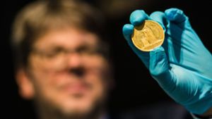 Eine goldene Medaille, die zur Geburt von Kronzprinz Karl von Württemberg gefertigt wurde, wird im Landesmuseum Württemberg in Stuttgart präsentiert. Foto: dpa