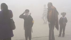 Die Menschen in Indien versuchen sich unter anderem mit Halstüchern vor dem Smog zu schützen Foto: AP