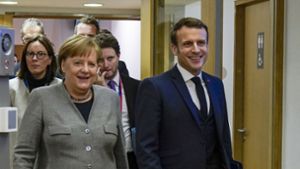 Die Zeiten persönlicher Begegnungen wie hier zwischen dem französischen Präsidenten Emmanuel Macron und Bundeskanzlerin Angela Merkel sind vorerst vorbei. Foto: picture alliance/dpa/Kenzo Tribouillard