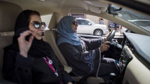 Die saudischen Autofahrerinnen freuen sich: Endlich dürfen sie selbst steuern. Foto: dpa