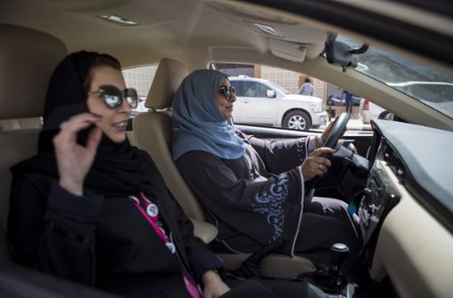 Die saudischen Autofahrerinnen freuen sich: Endlich dürfen sie selbst steuern. Foto: dpa